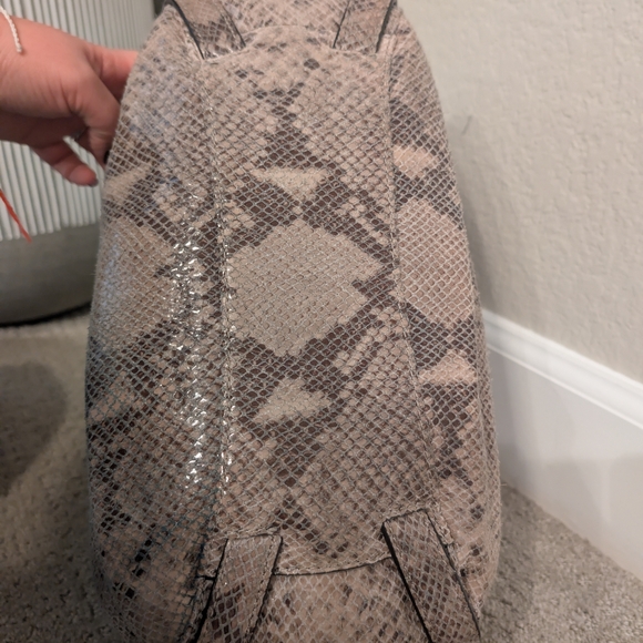 ✨ Like New Michael Kors Snake Print 3 Compartment Shoulder Bag - Tan - Picture 6 of 16